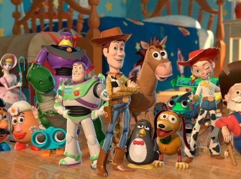 Na imagem é possível ver os personagens da animação Toy Story. No centro da imagem está um cowboy com um cavalo, um astronauta, um pinguim e um cachorro.