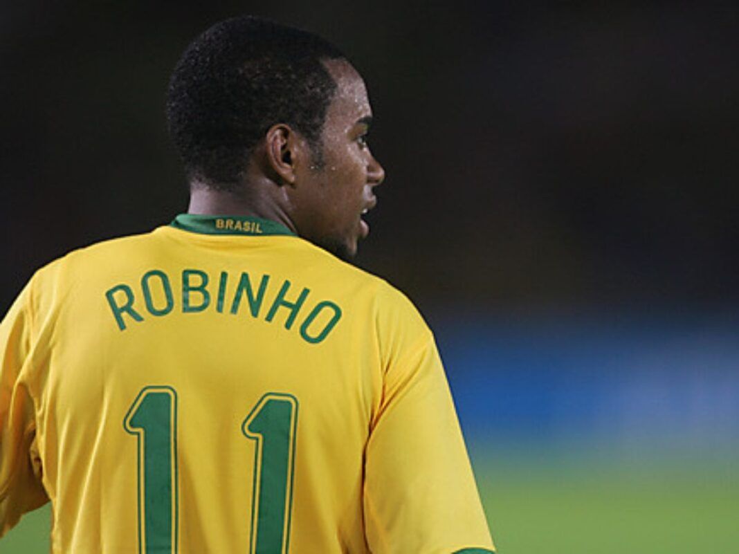 Em imagem Robinho aparece de costas com a camiseta da seleção brasileira
