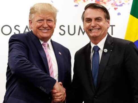 Imagem mostra Donald Trump e Bolsonaro dando as mãos