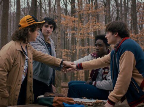 Em imagem, grupo de amigos da trama central concordam com plano para capturar o Vecna.