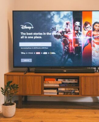 Imagem mostra um TV ligada no Disney Plus