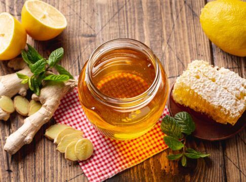 Em imagem ilustrativa, uma mesa leva vinagre de maça, gengibre e mel