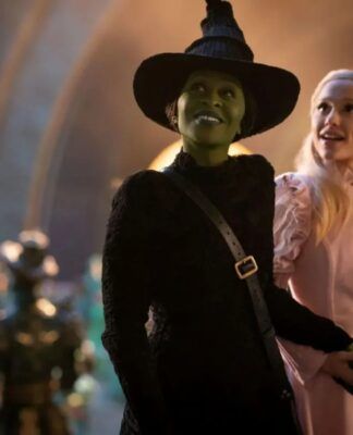 As personagens Elphaba e Glinda olham juntos de mãos dadas para algo que deixa eles felizes