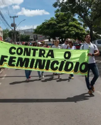 mulheres segurando faixa escrito 