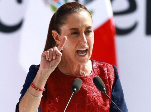 A imagem é um close-up que captura a política mexicana Claudia Sheinbaum no meio de um discurso, com uma expressão intensa e um gesto de oratória. (Foto: REUTERS/Raquel Cunha)