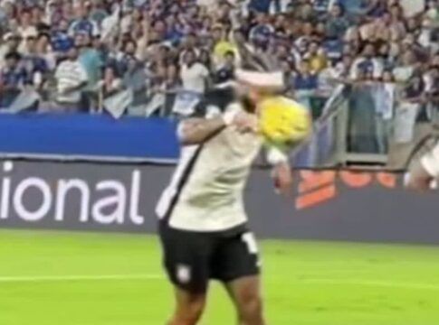 Tela do vídeo que mostra o momento em que, supostamente, a bola bate na mão de Memphis