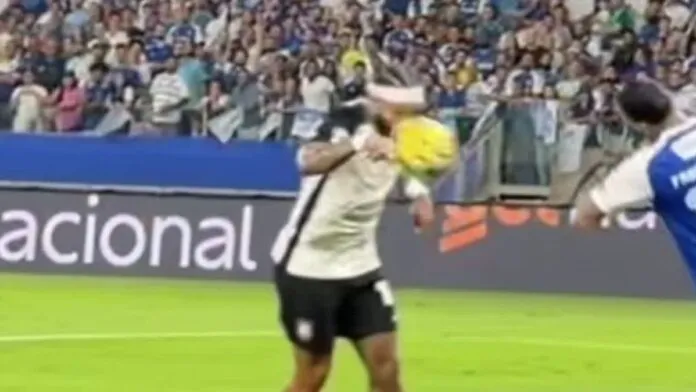 Tela do vídeo que mostra o momento em que, supostamente, a bola bate na mão de Memphis