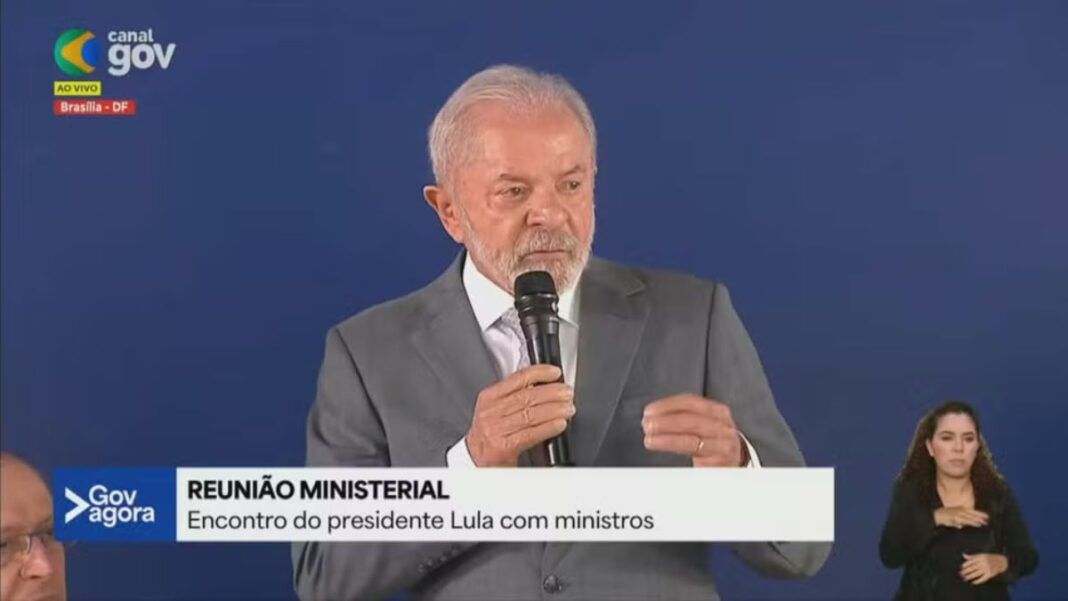 Lula gesticula enquanto fala ao microfone durante a reunião ministerial