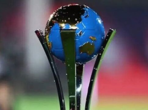 Parte de cima Taça da Copa Challenger, mostrando uma representação em azul e ouro do planeta Terra sendo apoiada por quatro barras verticais de ouro