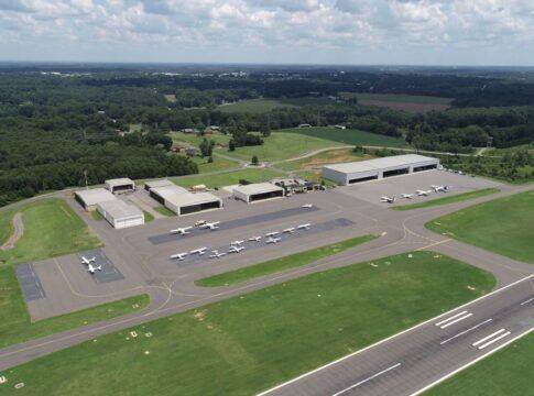 Avião de pequeno porte cai durante pouso nos EUA