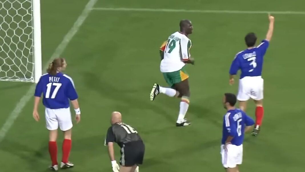 Jogador de Senegal comemora gol cercado de jogadores franceses