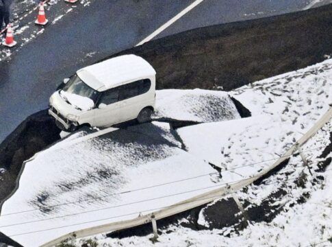 Foto tirada de um avião da Kyodo News em 9 de dezembro de 2025 mostra uma estrada desabada em Tohoku, na província de Aomori, nordeste do Japão, após um forte terremoto que atingiu a região na noite anterior.