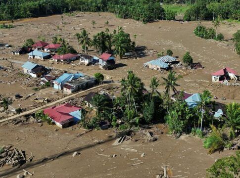 Imagem aérea mostra rastro de lama e casas destruídas por inundação