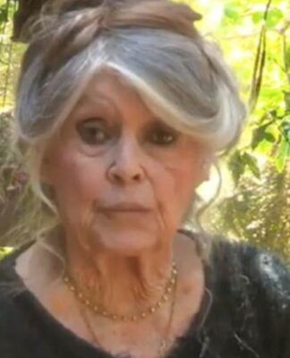 Bardot aparece em trecho de vídeo, com plantas ao fundo