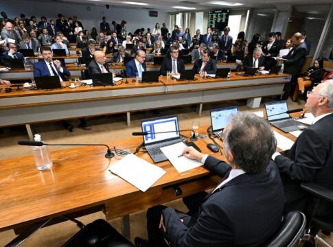 Senadores discutem o assunto em reunião na Comissão de Assuntos Econômicos