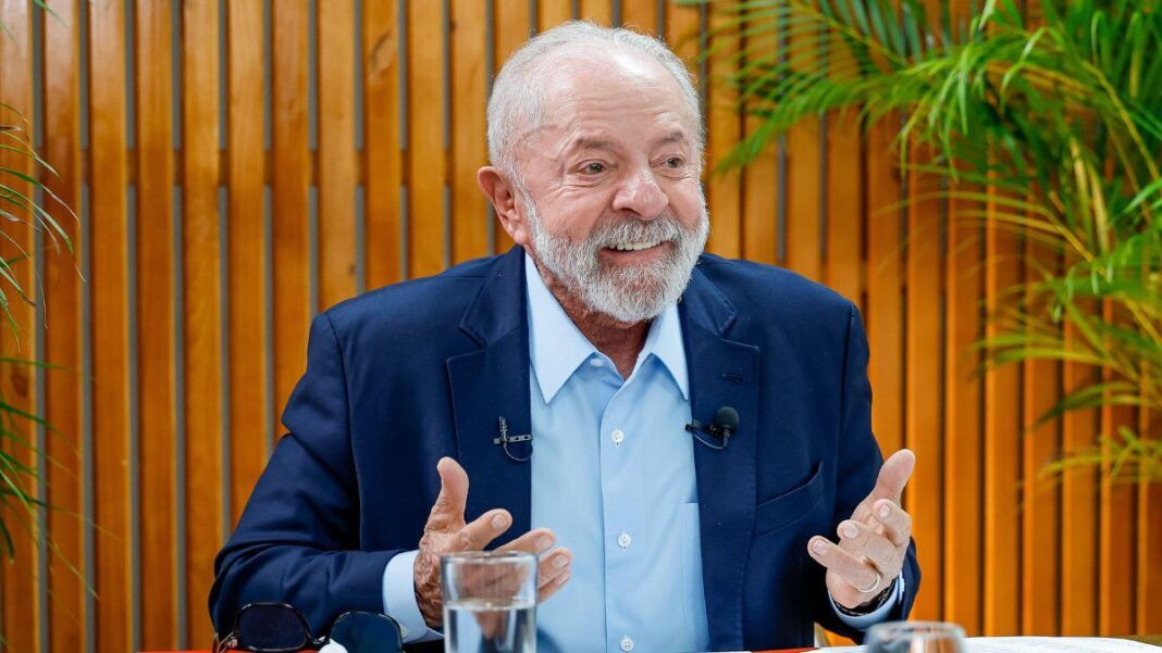 Lula gesticula durante entrevista