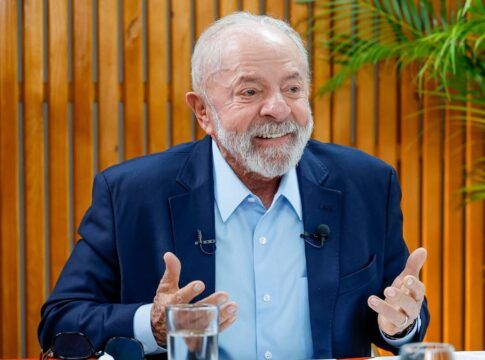 Lula gesticula durante entrevista