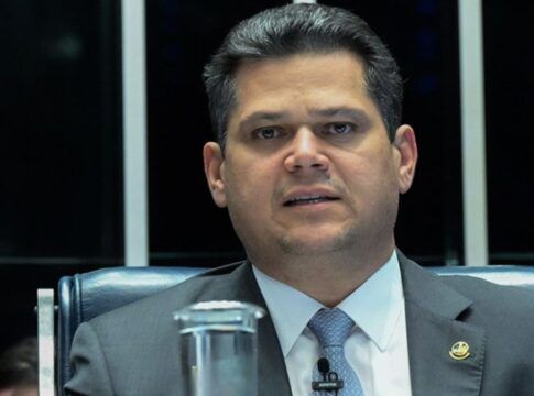 Presidente do Senado, Davi Alcolumbre fala ao microfone na mesa do Senado