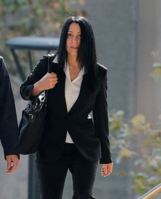 O médico Salvador Plasencia se apresenta à corte federal na companhia de sua advogada.