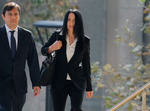 O médico Salvador Plasencia se apresenta à corte federal na companhia de sua advogada.