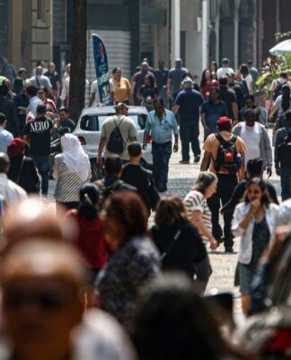 Pessoas andam pelas ruas