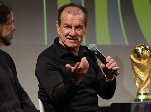 Dunga gesticula enquanto fala ao microfone em evento pré-sorteio da Copa do Mundo, em Washington