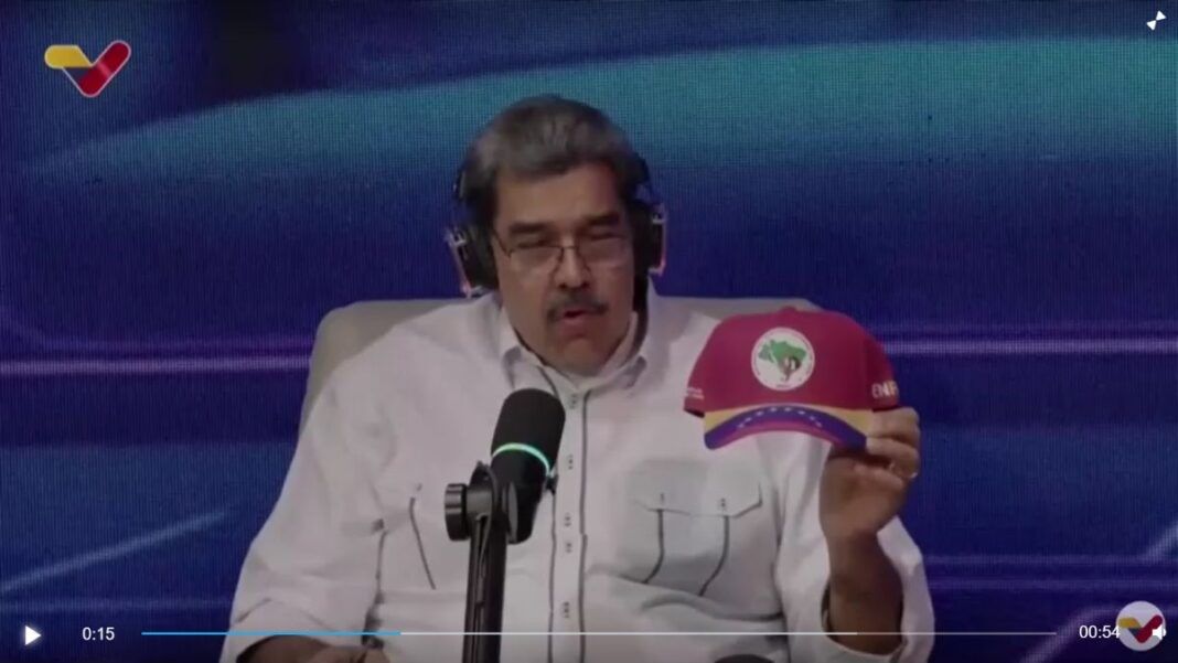 Nicolas Maduro fala ao microfone enquanto segura boné do MST em transmissão ao vivo