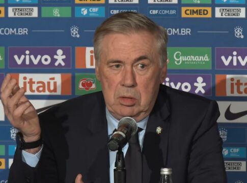 Carlo Ancelotti concedendo entrevista coletiva