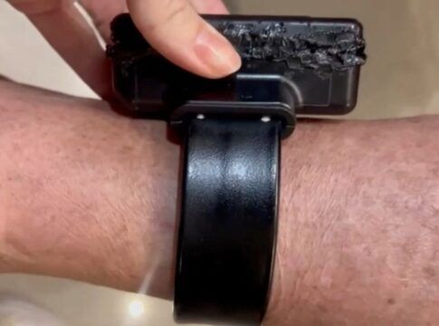 Uma mão segura a tornozeleira eletrônica na perna do ex-presidente Jair Bolsonaro