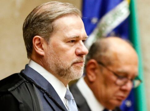 O ministro Dias Toffoli está numa sessão do STF ao lado do ministro Gilmar Mendes