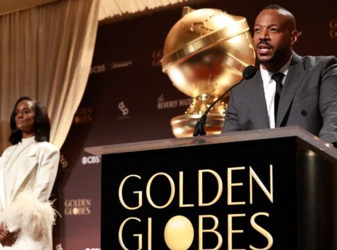 O ator Marlon Wayans anuncia as indicações do Globo de Ouro ao microfone, na companhia da atriz Skye P. Marshall em Beverly Hills.