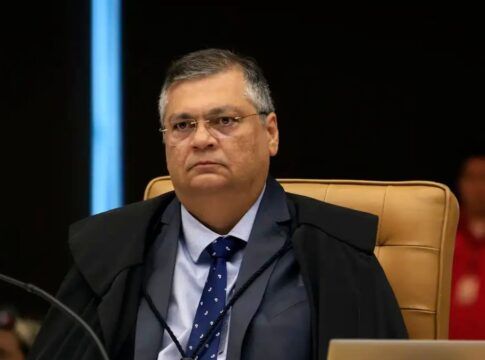Ministro Flávio Dino está sentado durante sessão do STF