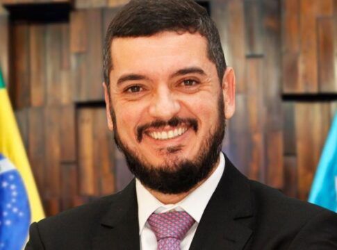 Foto institucional do deputado Rodrigo Bacellar, de terno e gravata, sorrindo para a câmera