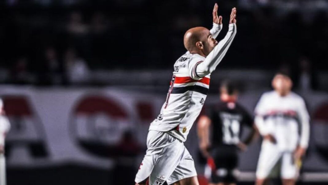 Foto do atleta Lucas Moura celebrando um gol pelo São Paulo