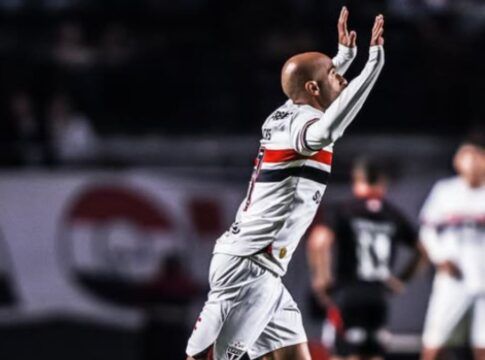 Foto do atleta Lucas Moura celebrando um gol pelo São Paulo