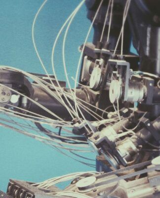 Foto de um robô tocando piano