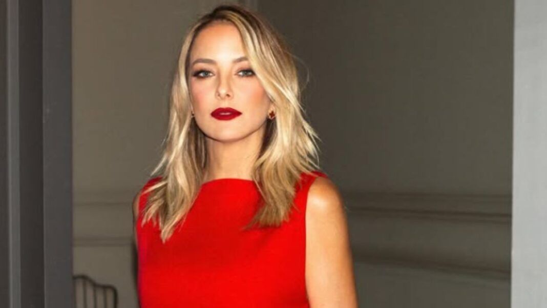 Ticiane Pinheiro (loira, olhos claros) em traje de gala olhando para a câmera