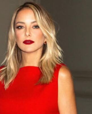 Ticiane Pinheiro (loira, olhos claros) em traje de gala olhando para a câmera