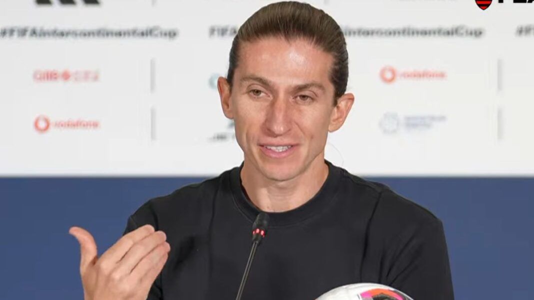 Treinador Filipe Luís concedendo entrevista coletiva