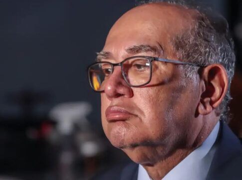 Ministro Gilmar Mendes (STF) com expressão neutra