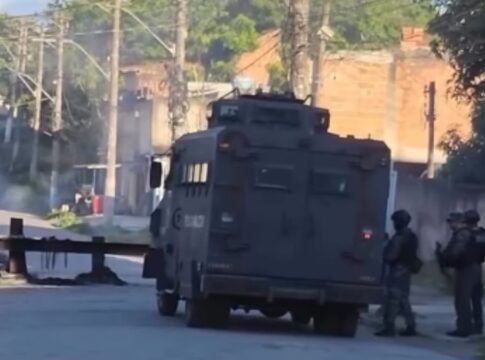 Operação contra Comando Vermelho mobiliza mil agentes em São Gonçalo (RJ)