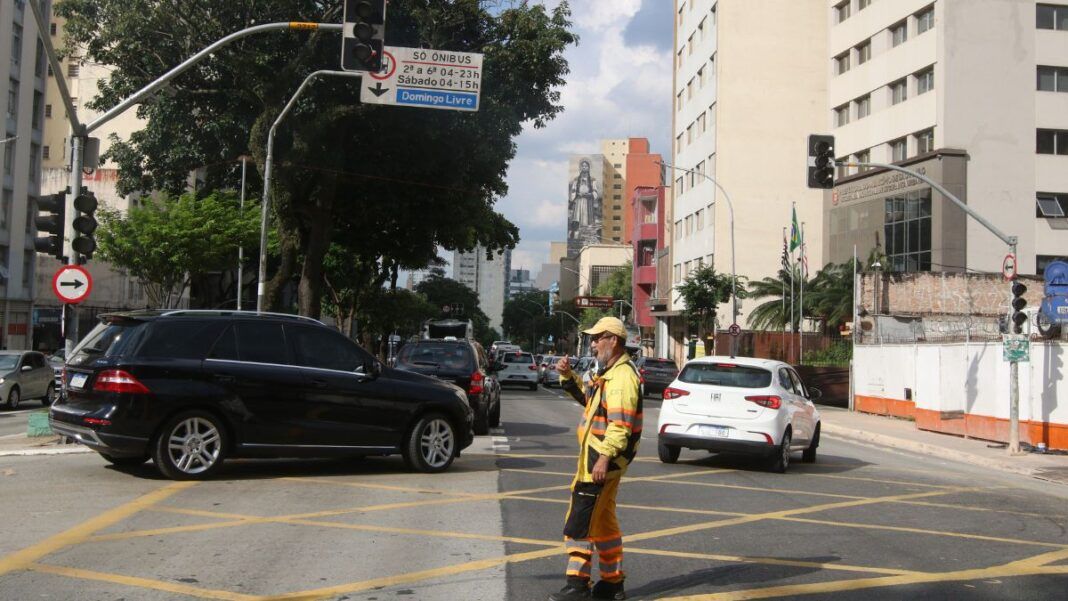Semáforos apagados no trânsito de São Paulo