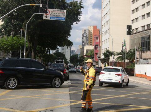 Semáforos apagados no trânsito de São Paulo