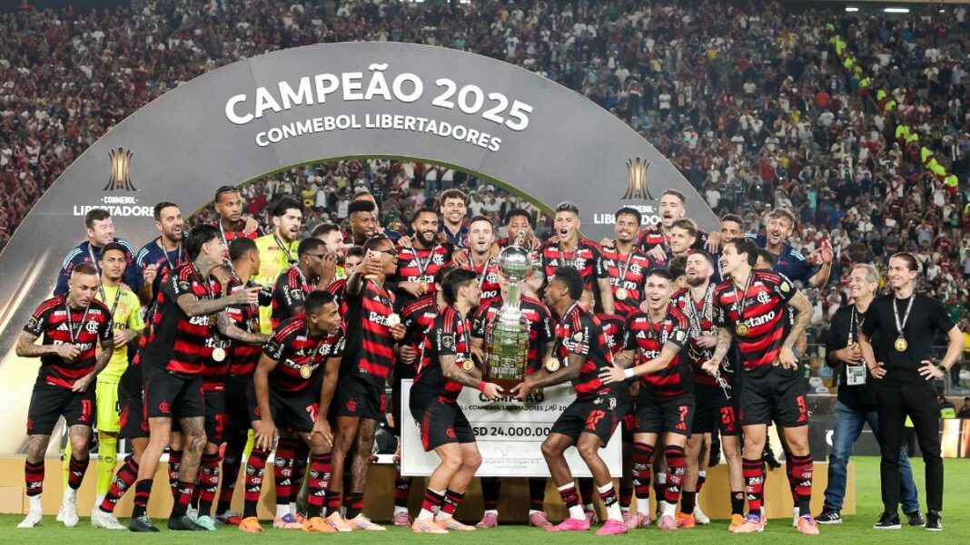 Jogadores do Flamengo levantam o troféu da Libertadores no gramado