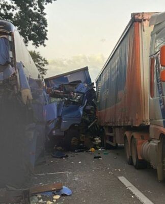 Dois caminhões e um ônibus aparecem na imagem danificados