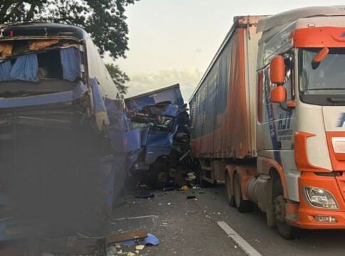 Dois caminhões e um ônibus aparecem na imagem danificados