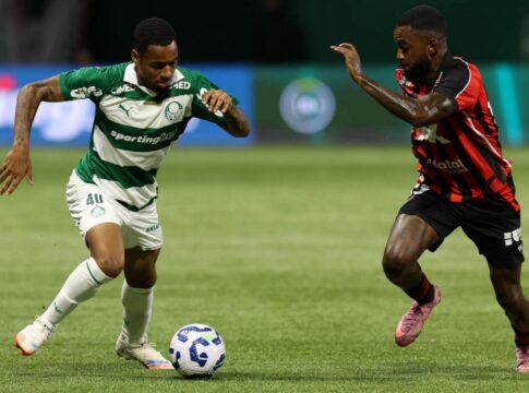Jogadores do Palmeiras e do Vitória disputam bola sobre o gramado do Allianz Parque
