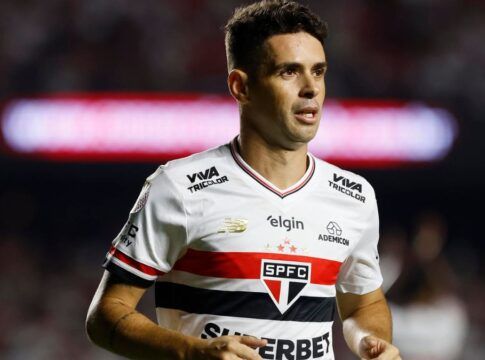 Jogador Oscar atuando em campo pelo São Paulo