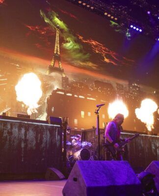 Banda Iron Maiden se apresentando ao vivo em Manchester