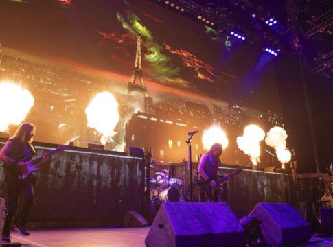 Banda Iron Maiden se apresentando ao vivo em Manchester